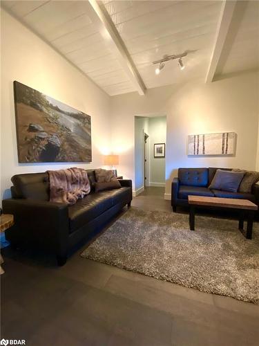 101 Jarvis Street, Orillia, ON - Indoor Photo Showing Living Room