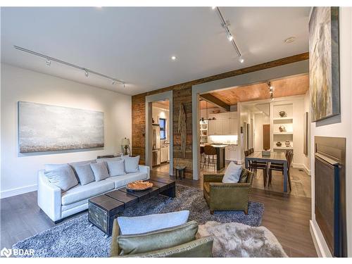 101 Jarvis Street, Orillia, ON - Indoor Photo Showing Living Room