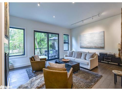 101 Jarvis Street, Orillia, ON - Indoor Photo Showing Living Room