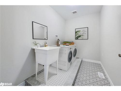 59 Lloyd Davies Way, Binbrook, ON - Indoor Photo Showing Laundry Room