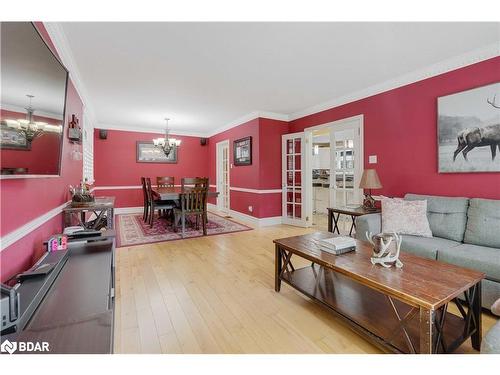 9 Bellevue Crescent, Barrie, ON - Indoor Photo Showing Living Room