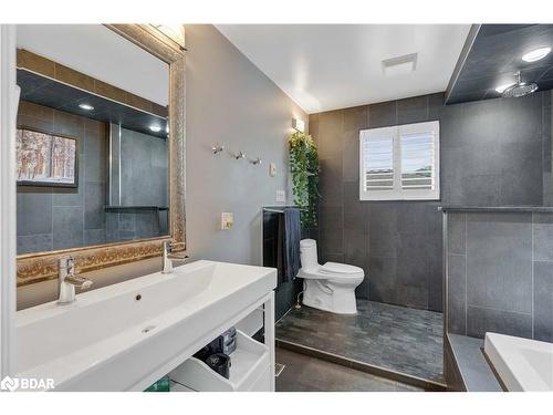 9 Bellevue Crescent, Barrie, ON - Indoor Photo Showing Bathroom