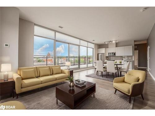 501-21 Matchedash Street S, Orillia, ON - Indoor Photo Showing Living Room