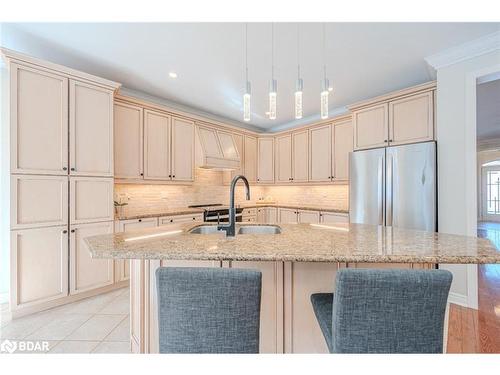 34 Camelot Square, Barrie, ON - Indoor Photo Showing Kitchen With Double Sink With Upgraded Kitchen