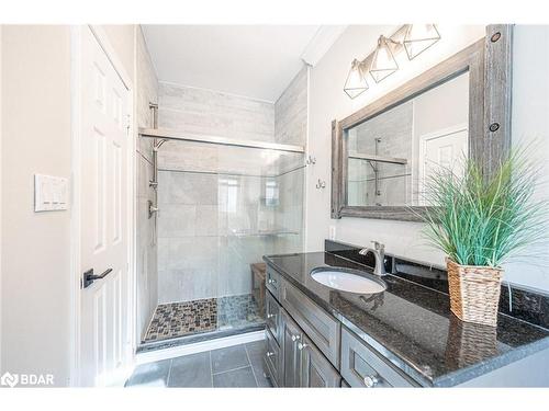 34 Camelot Square, Barrie, ON - Indoor Photo Showing Bathroom