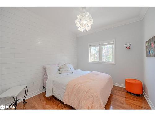 34 Camelot Square, Barrie, ON - Indoor Photo Showing Bedroom