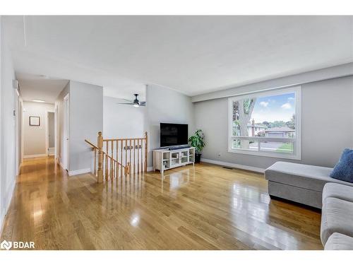 650 Jennifer Crescent, Burlington, ON - Indoor Photo Showing Living Room