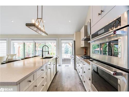 92 Nelson Street, Barrie, ON - Indoor Photo Showing Kitchen With Upgraded Kitchen