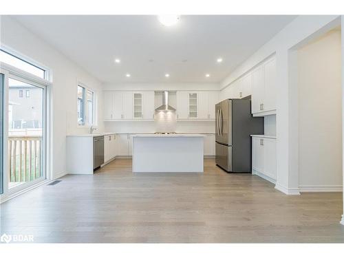 91 Berkely Street, Wasaga Beach, ON - Indoor Photo Showing Kitchen With Upgraded Kitchen