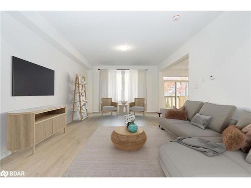 91 Berkely Street, Wasaga Beach, ON - Indoor Photo Showing Living Room