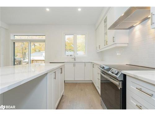 91 Berkely Street, Wasaga Beach, ON - Indoor Photo Showing Kitchen With Upgraded Kitchen