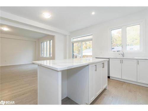 91 Berkely Street, Wasaga Beach, ON - Indoor Photo Showing Kitchen