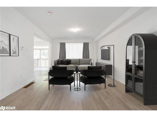 89 Berkely Street, Wasaga Beach, ON - Indoor Photo Showing Living Room