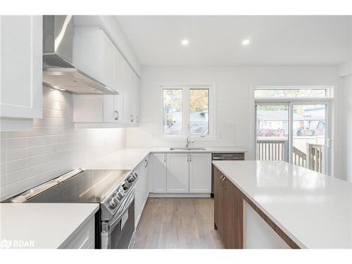 89 Berkely Street, Wasaga Beach, ON - Indoor Photo Showing Kitchen With Upgraded Kitchen