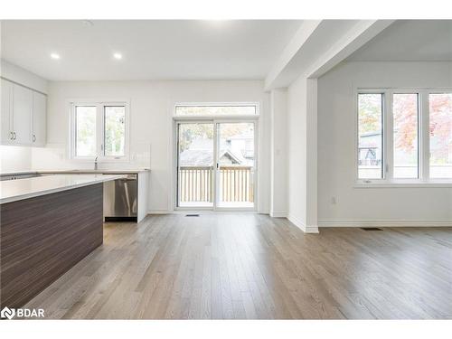 89 Berkely Street, Wasaga Beach, ON - Indoor Photo Showing Kitchen