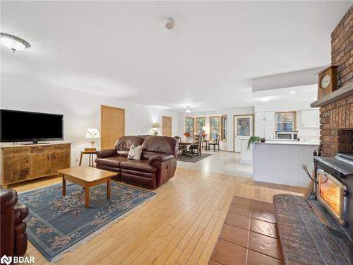 74 Line 15 N, Oro-Medonte, ON - Indoor Photo Showing Living Room