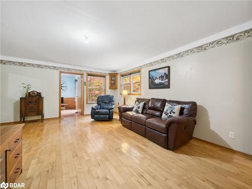 74 Line 15 N, Oro-Medonte, ON - Indoor Photo Showing Living Room