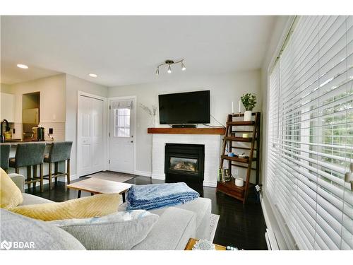 109-23 Dawson Drive, Collingwood, ON - Indoor Photo Showing Living Room With Fireplace