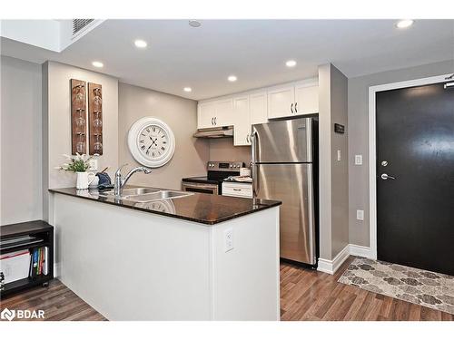 108-149 Church Street, Schomberg, ON - Indoor Photo Showing Kitchen With Double Sink