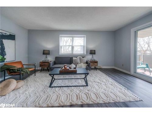 2-83 Westmount Road N, Waterloo, ON - Indoor Photo Showing Living Room