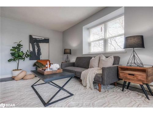 2-83 Westmount Road N, Waterloo, ON - Indoor Photo Showing Living Room