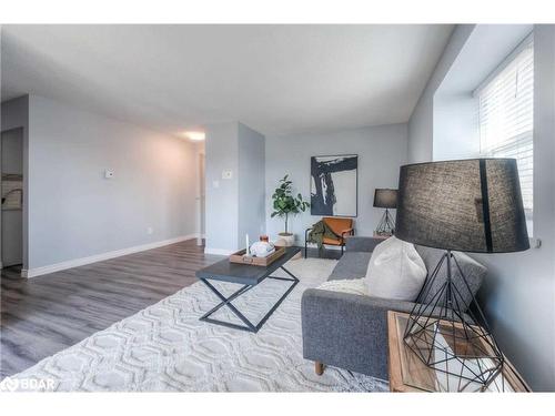 2-83 Westmount Road N, Waterloo, ON - Indoor Photo Showing Living Room