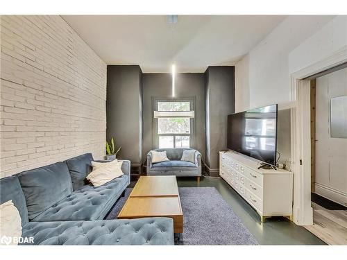 825 Adelaide Street W, Toronto, ON - Indoor Photo Showing Living Room