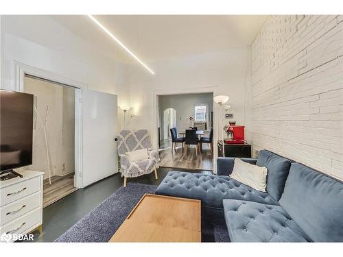 825 Adelaide Street W, Toronto, ON - Indoor Photo Showing Living Room