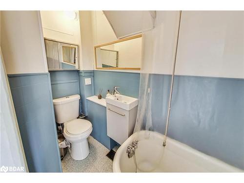 825 Adelaide Street W, Toronto, ON - Indoor Photo Showing Bathroom