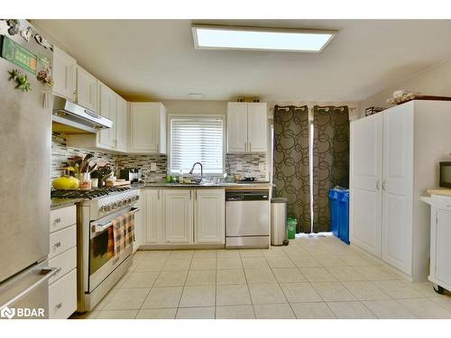 16 Waddington Crescent, Barrie, ON - Indoor Photo Showing Kitchen