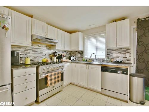 16 Waddington Crescent, Barrie, ON - Indoor Photo Showing Kitchen