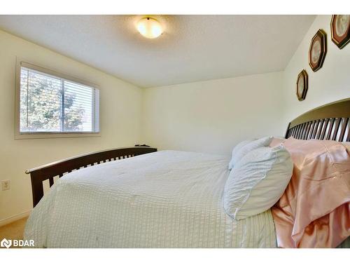 16 Waddington Crescent, Barrie, ON - Indoor Photo Showing Bedroom