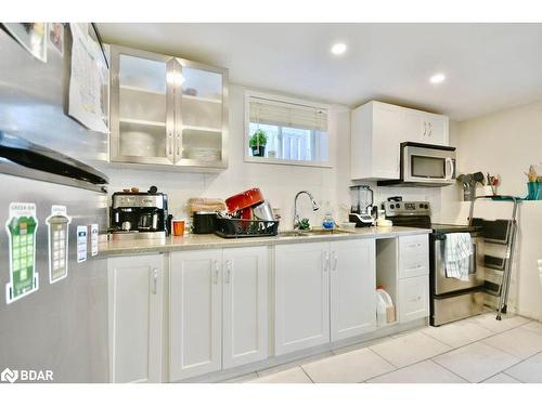 16 Waddington Crescent, Barrie, ON - Indoor Photo Showing Kitchen