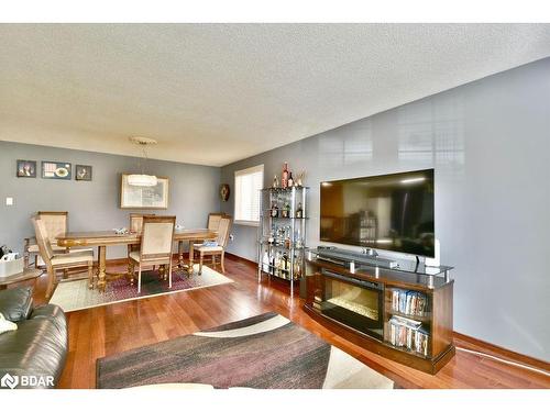 16 Waddington Crescent, Barrie, ON - Indoor Photo Showing Living Room