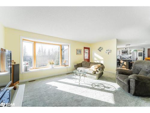 2697 Aspdin Road, Huntsville, ON - Indoor Photo Showing Living Room