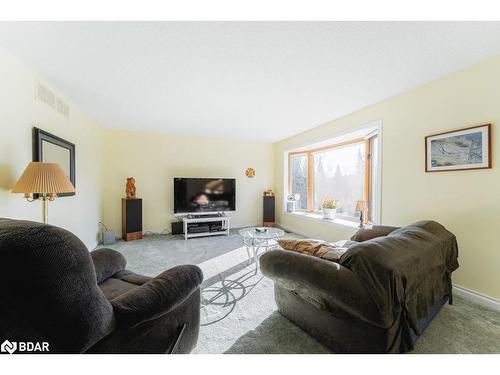 2697 Aspdin Road, Huntsville, ON - Indoor Photo Showing Living Room