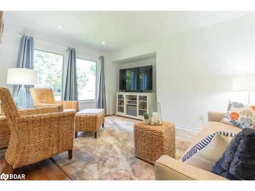 1200 Old Barrie Rd W, Edgar, ON - Indoor Photo Showing Living Room