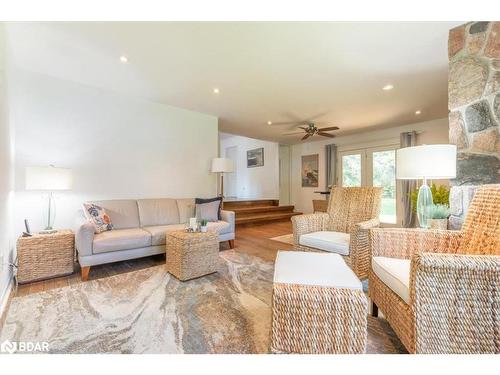 1200 Old Barrie Rd W, Edgar, ON - Indoor Photo Showing Living Room