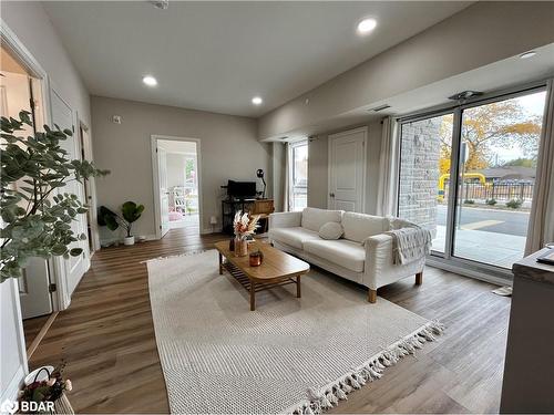 115-50 Herrick Avenue, St. Catharines, ON - Indoor Photo Showing Living Room