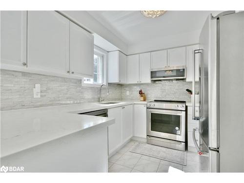 33 Speirs Road, Barrie, ON - Indoor Photo Showing Kitchen With Upgraded Kitchen