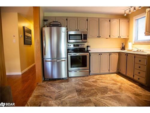 62 Knox Road W, Wasaga Beach, ON - Indoor Photo Showing Kitchen