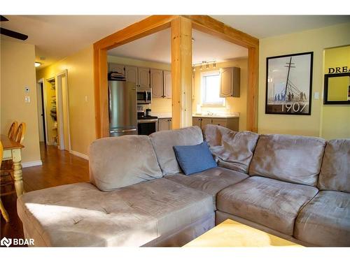 62 Knox Road W, Wasaga Beach, ON - Indoor Photo Showing Living Room