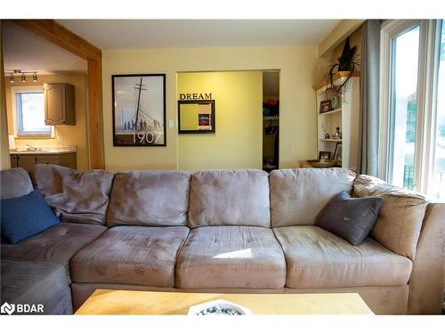 62 Knox Road W, Wasaga Beach, ON - Indoor Photo Showing Living Room