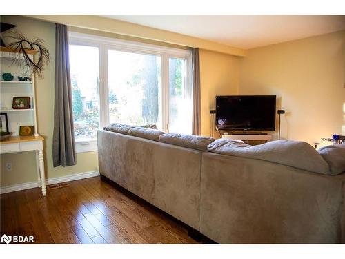 62 Knox Road W, Wasaga Beach, ON - Indoor Photo Showing Living Room