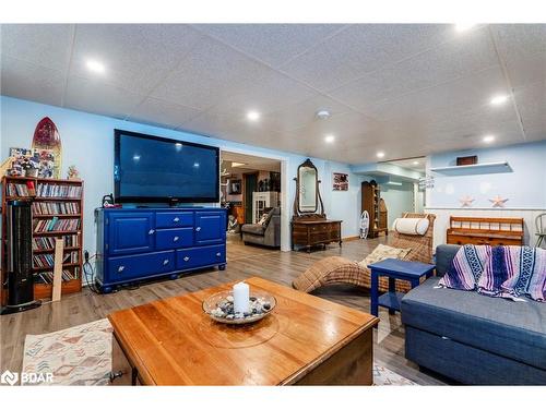 16 Smart Court, Collingwood, ON - Indoor Photo Showing Living Room