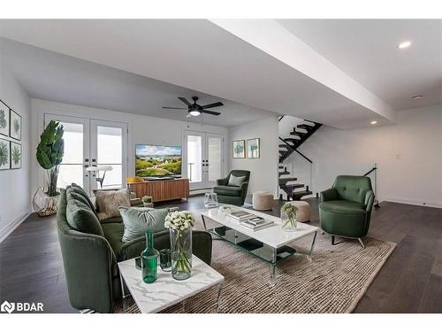 1103 Stoney Point Road, Lefroy, ON - Indoor Photo Showing Living Room