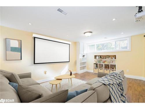 5 Vanity Court, Toronto, ON - Indoor Photo Showing Living Room