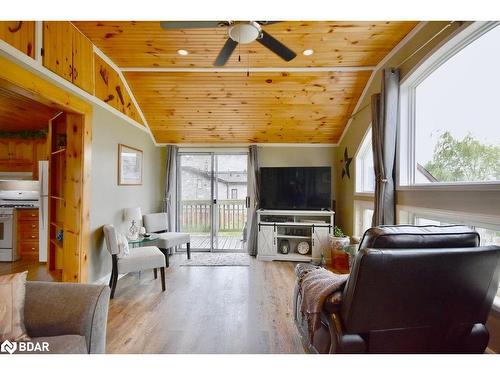 5632 Penetanguishene Road, Elmvale, ON - Indoor Photo Showing Living Room