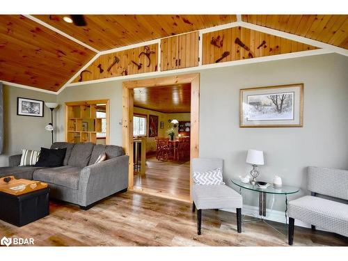 5632 Penetanguishene Road, Elmvale, ON - Indoor Photo Showing Living Room