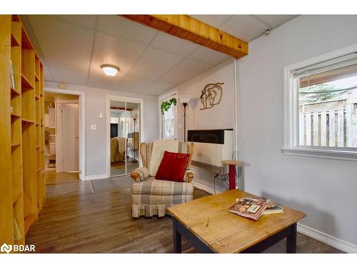 5632 Penetanguishene Road, Elmvale, ON - Indoor Photo Showing Living Room